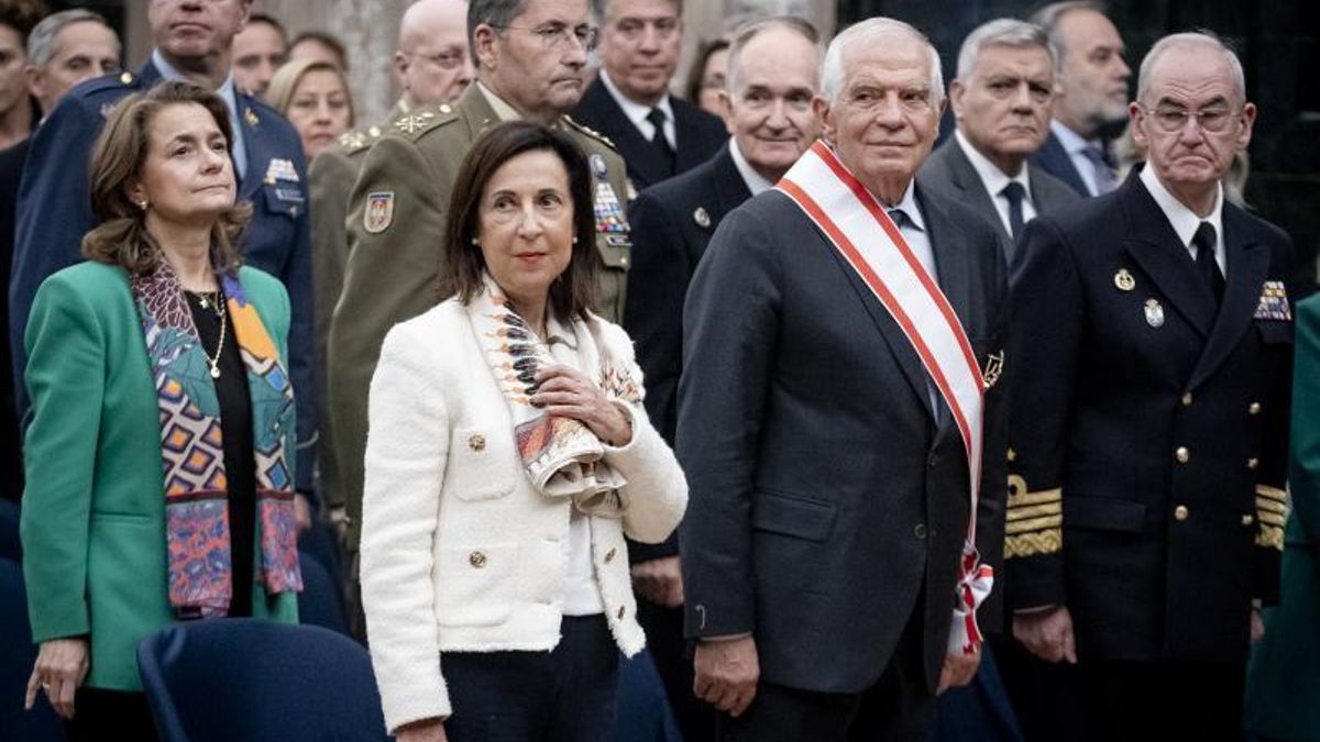 Josep Borrell, condecorado este jueves, junto a la ministra de Defensa, Margarita Robles, y el Jefe de Estado Mayor de la Defensa, Teodoro Esteban López Calderón .