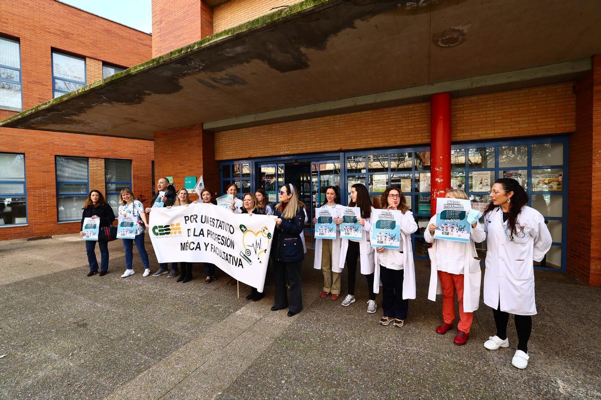 Concentración a las puertas del centro de salud de La Jota en el tercer día de huelga.