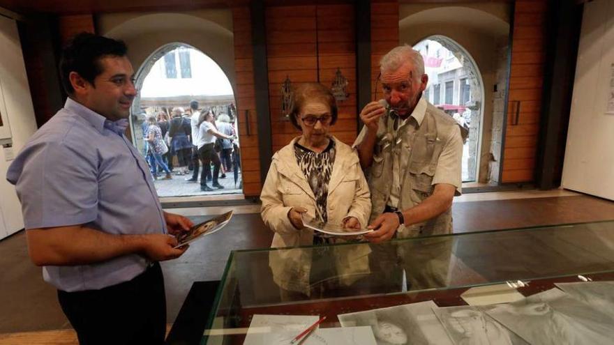 Reparto de los álbumes en el palacio de Valdecarzana.