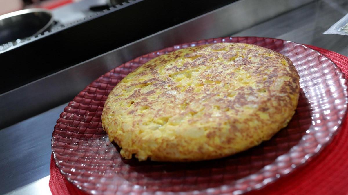 Una tortilla de patatas lista para ser servida en un bar de Madrid