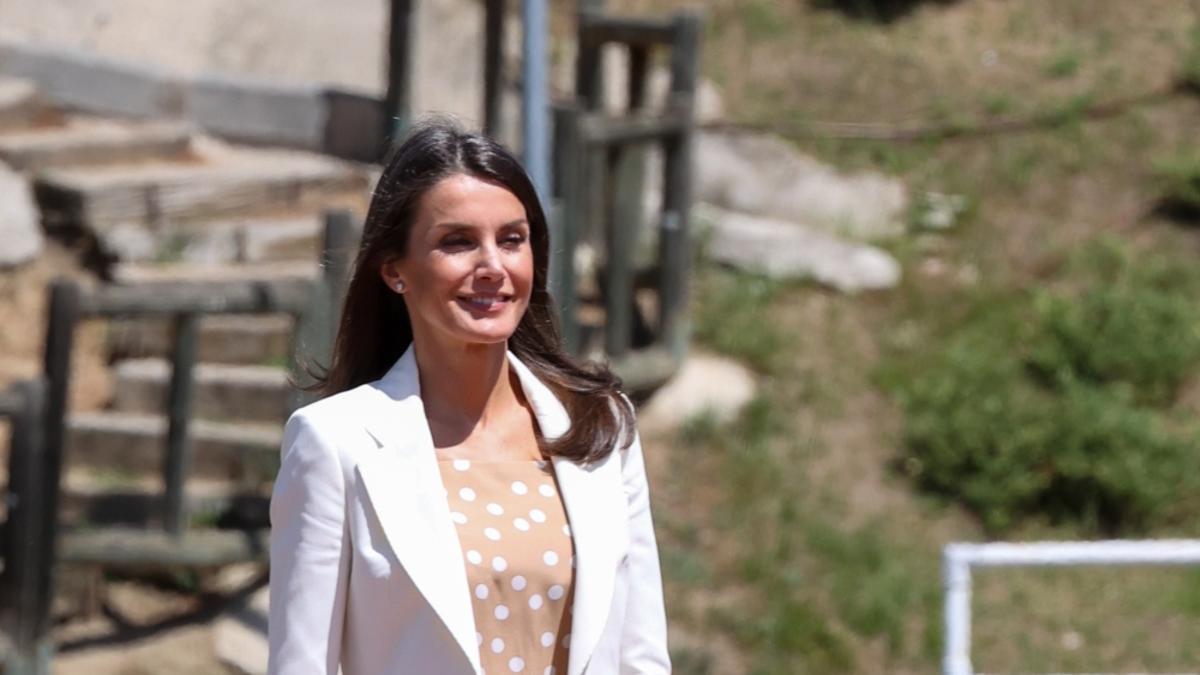 La reina Letizia con pantalones y blazer de color blanco