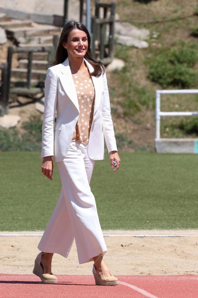 La reina Letizia con pantalones y blazer de color blanco
