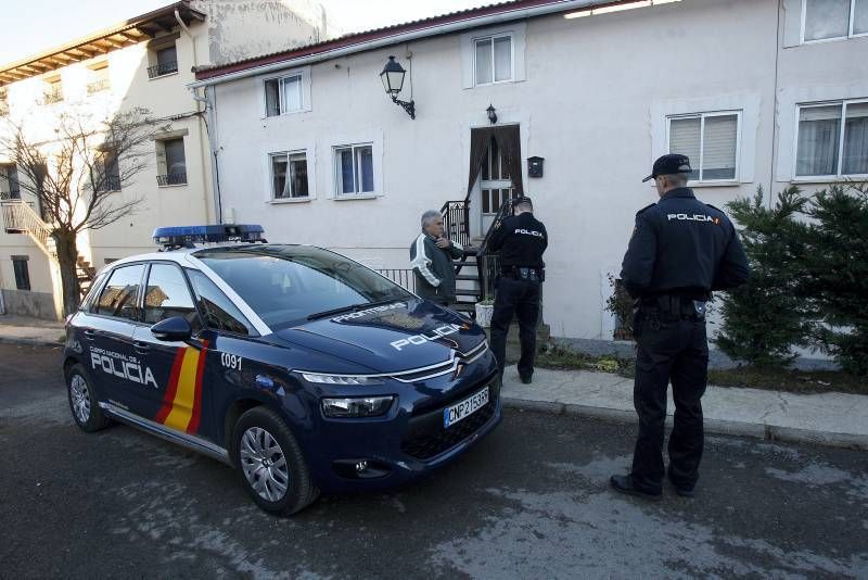 Un turolense estrella su coche contra la sede del PP en Madrid