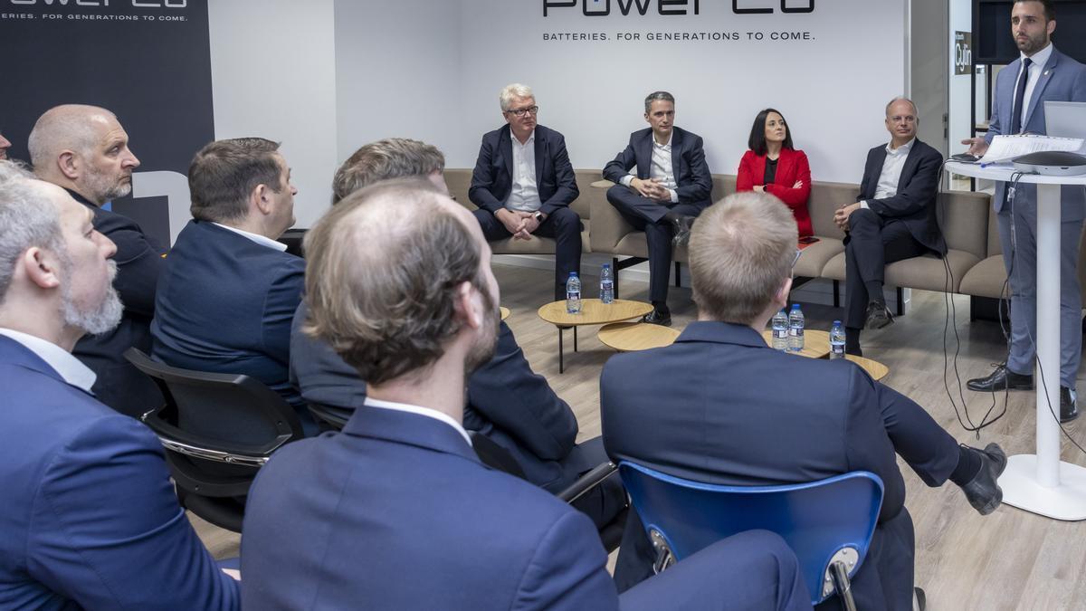 Imagen del acto de inauguración de la oficina de PowerCo en el centro de Valencia.