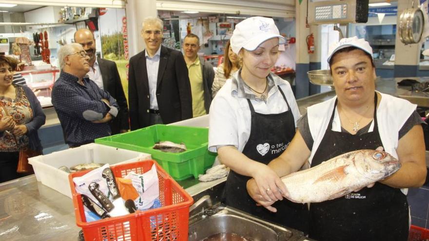 Francisco Conde subraya en Bueu la importancia de atraer a las nuevas generaciones a las plazas de abastos