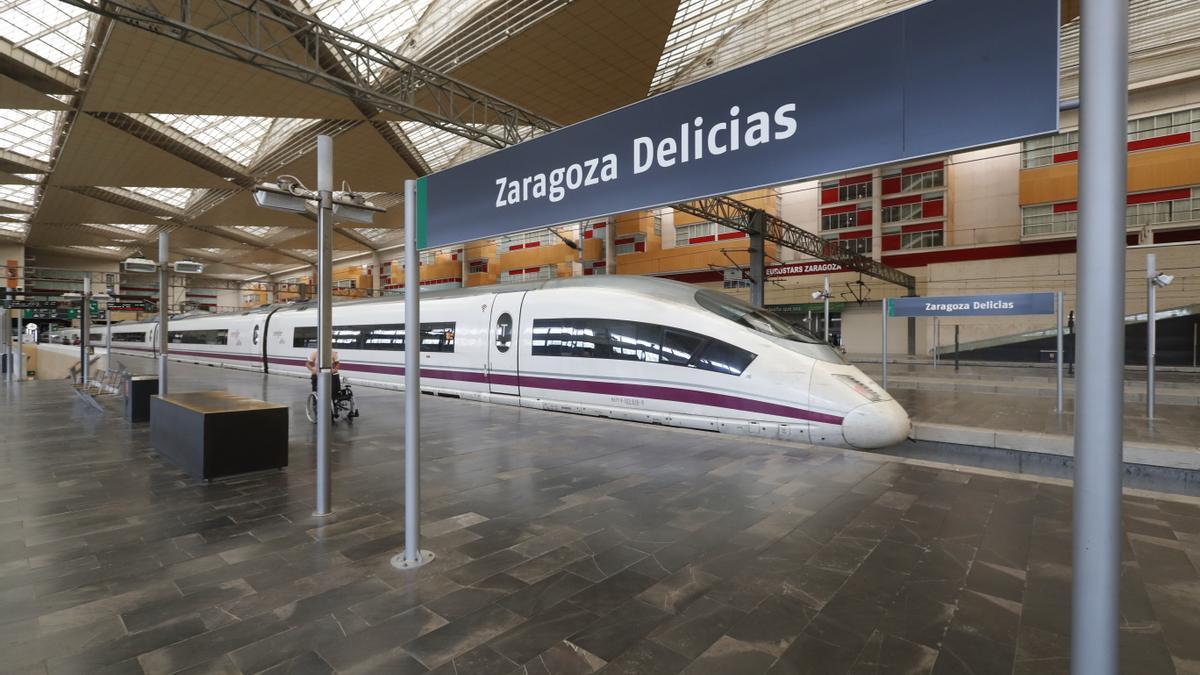 Un AVE en la estación Delicias de Zaragoza.