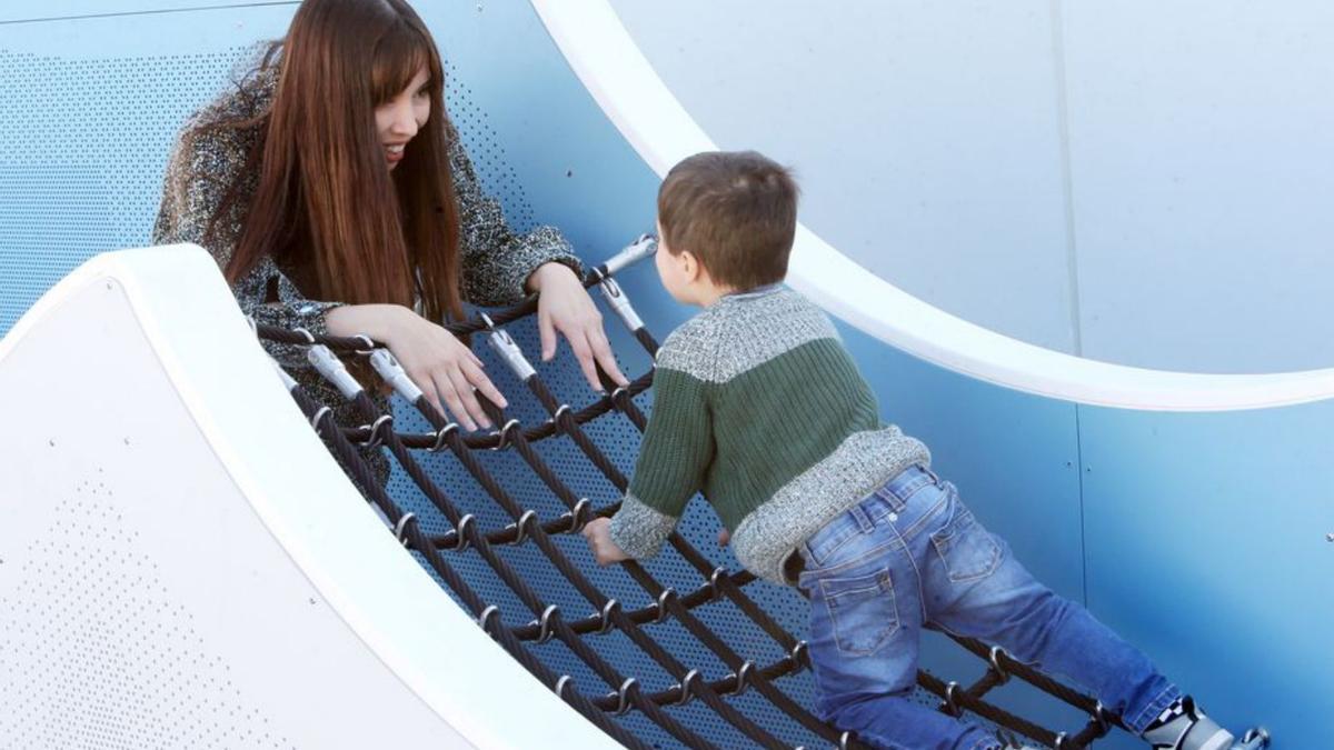 Eliana juega con su hijo Aritz en el parque infantil. |   // M. G. BREA