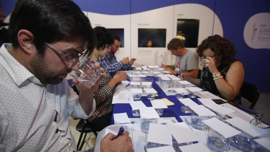 La cata de agua, una de las actividades organizadas este año por Aguas de Alicante