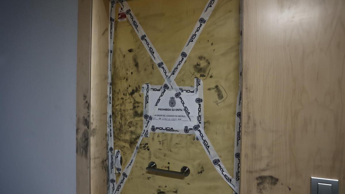 Marcas policiales de búsqueda de huellas en la puerta del apartamento de Manises donde fue asesinado José María Ll.