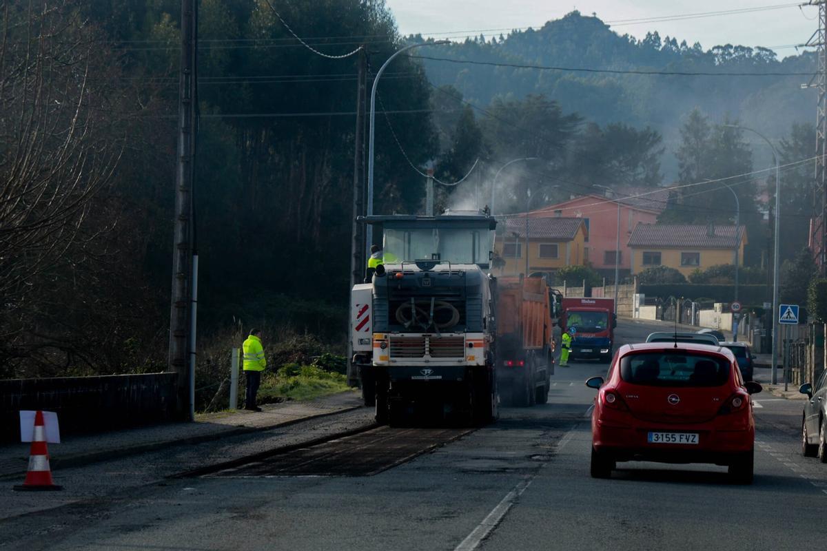 Reparación de carreteras dañadas por los temporales en la comarca, esta mañana.