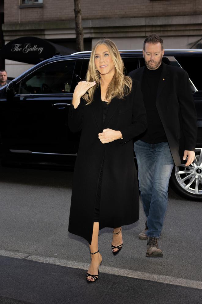 Jennifer Aniston con look en negro