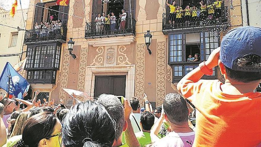 Benicarló explota de alegría con la multitudinaria Crida de fiestas