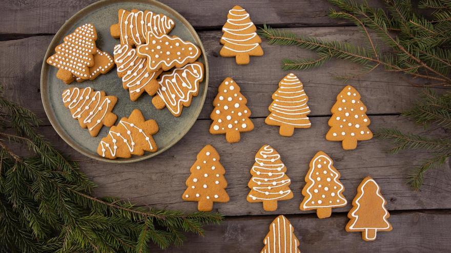 Imagen de las típicas galletas de jengibre con forma de árbol navideño