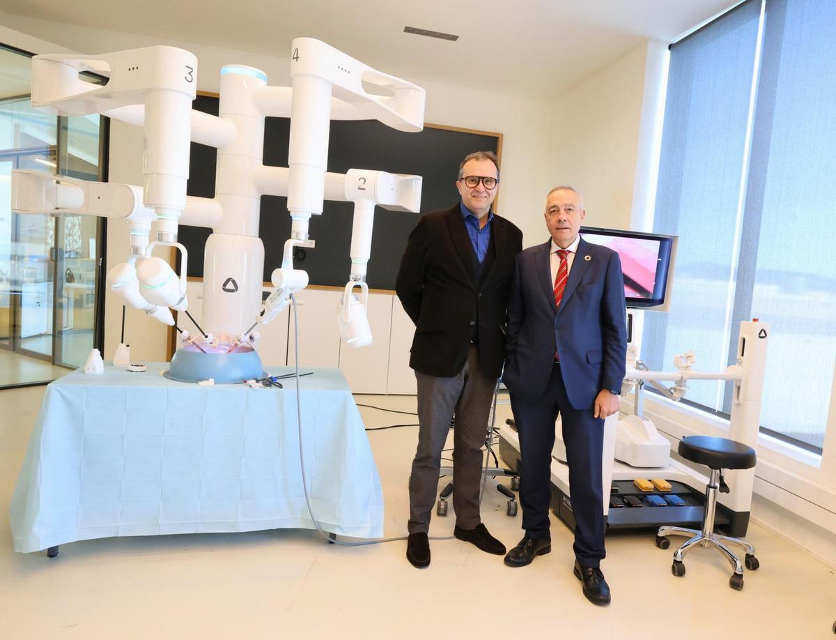 El delegat especial de lEstat en el Consorci de la Zona Franca de Barcelona (CZFB), Pere Navarro, i Mario Ferradosa, Managing Director de RobSurgical