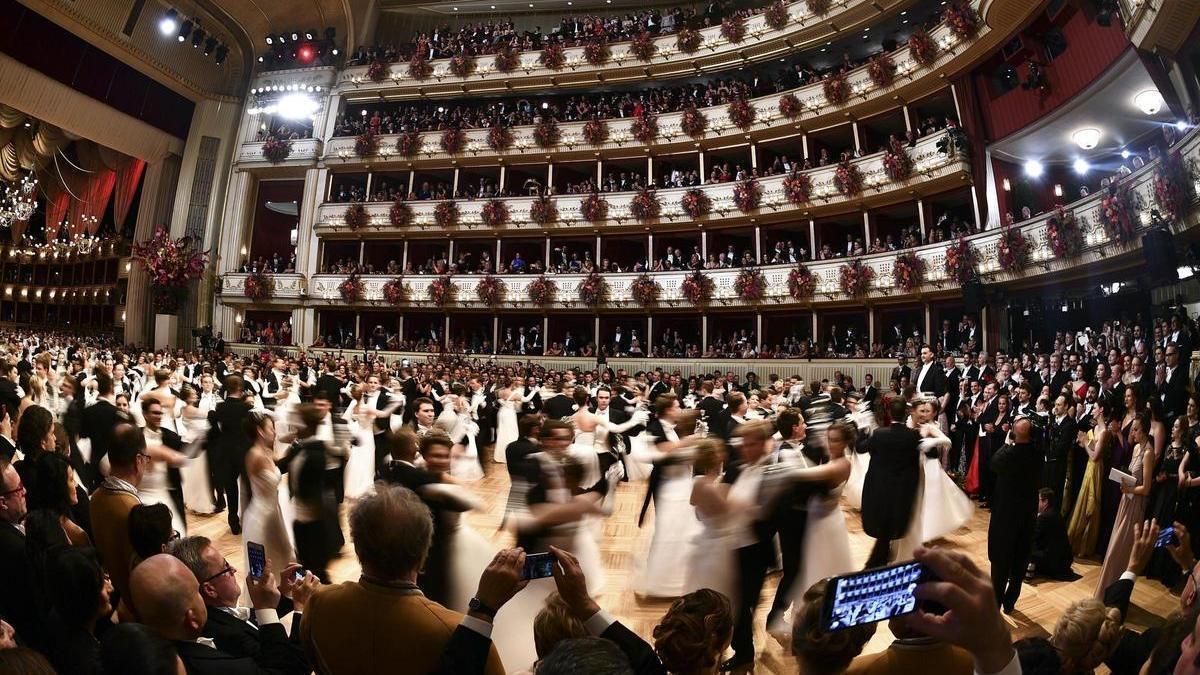 Invitados bailan el vals en el Teatro de la Opera de Viena.