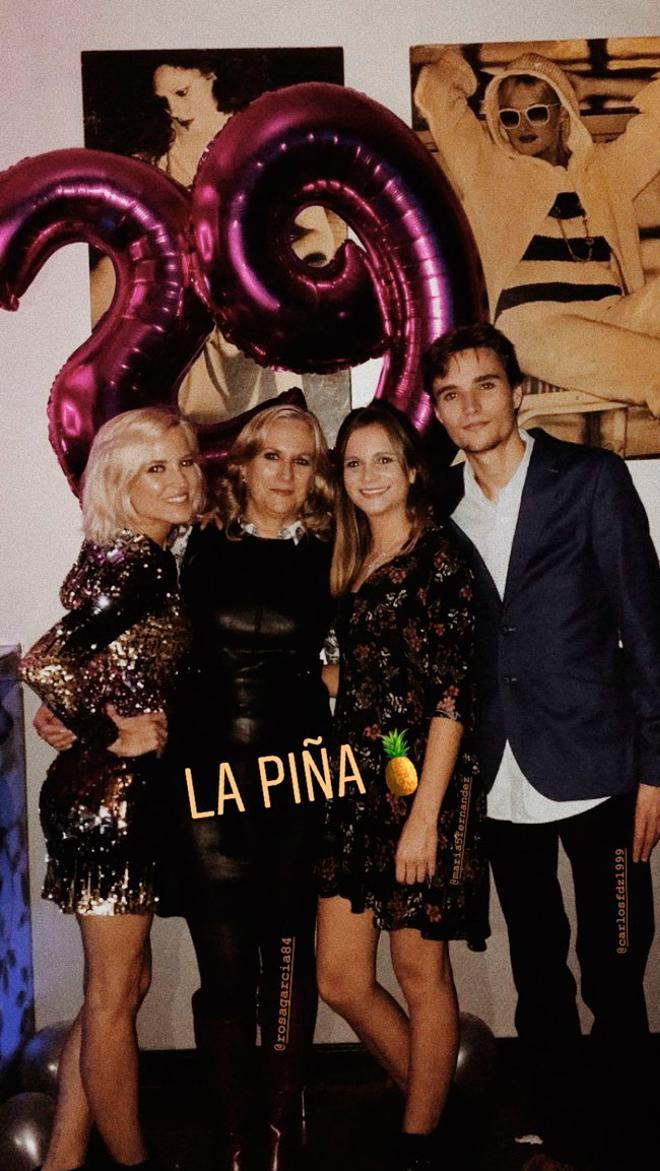 Ana Fernández celebra su 29 cumpleaños con un vestido de lentejuelas de Zara