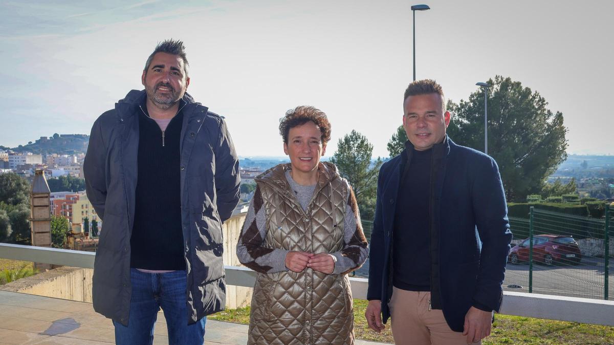 Carmina Ballester, con representantes de la organización del Gran Premio Castellón-Ruta de la Cerámica.