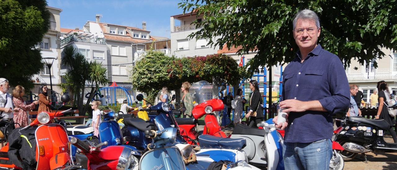 El alcalde de O Grove en el “Encontro de Vespas e Lambretas”, organizado ayer por la asociación Lamvrespas.