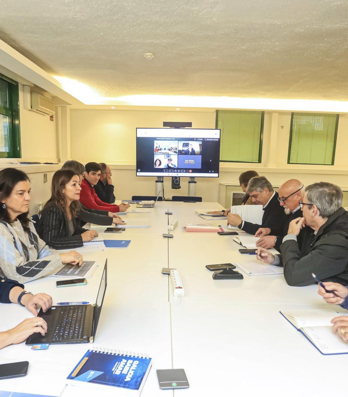 La reunión entre la consellería y las cofradías. | FDV