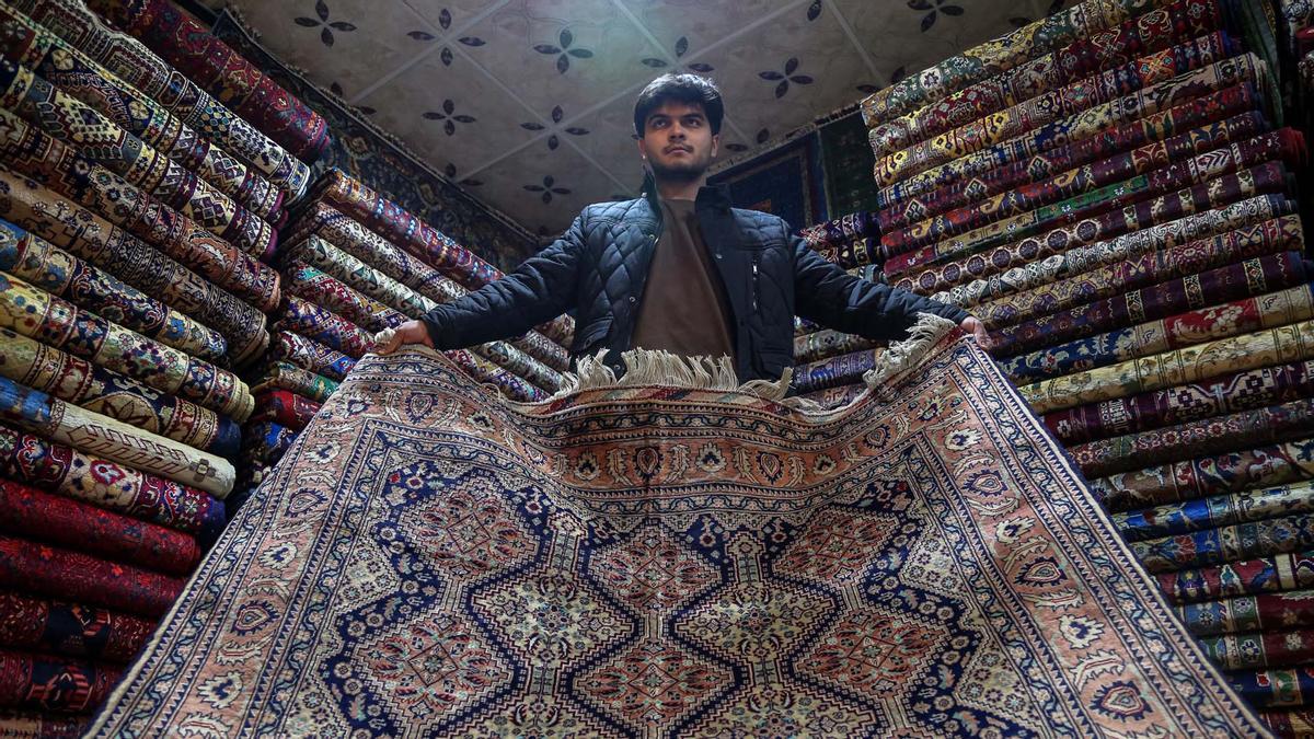 Mujeres afganas trabajan en una fábrica de alfombras en Kabul, Afganistán