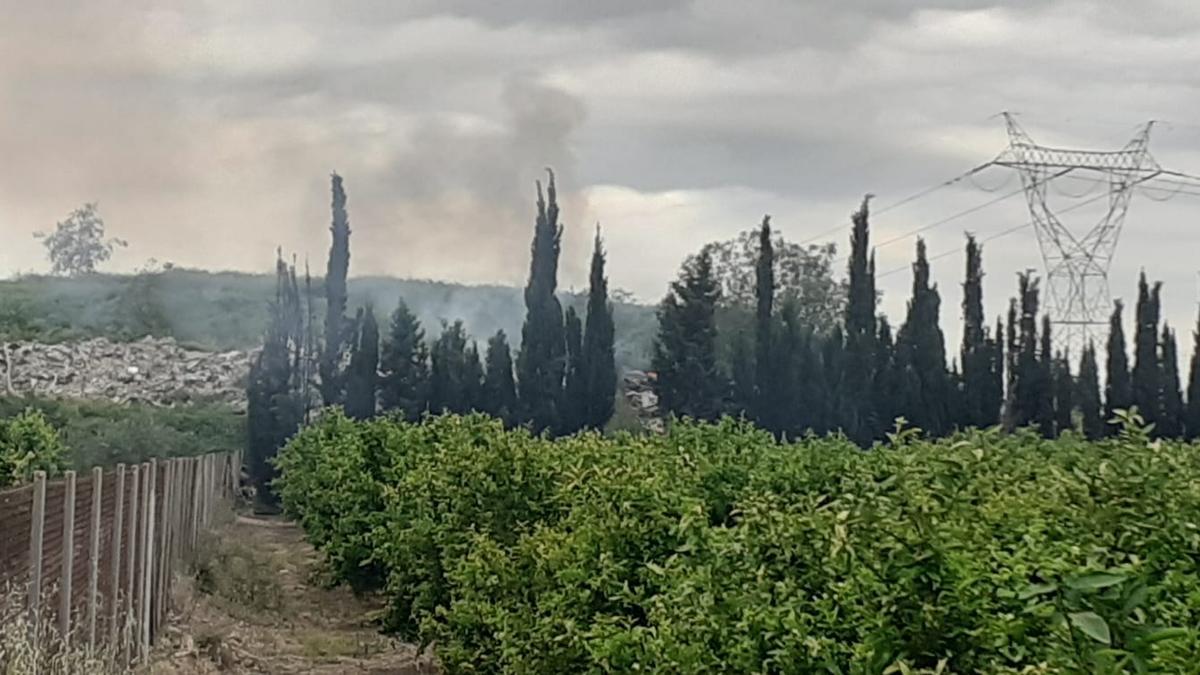 Humo que desprenden las montañas de vertidos.