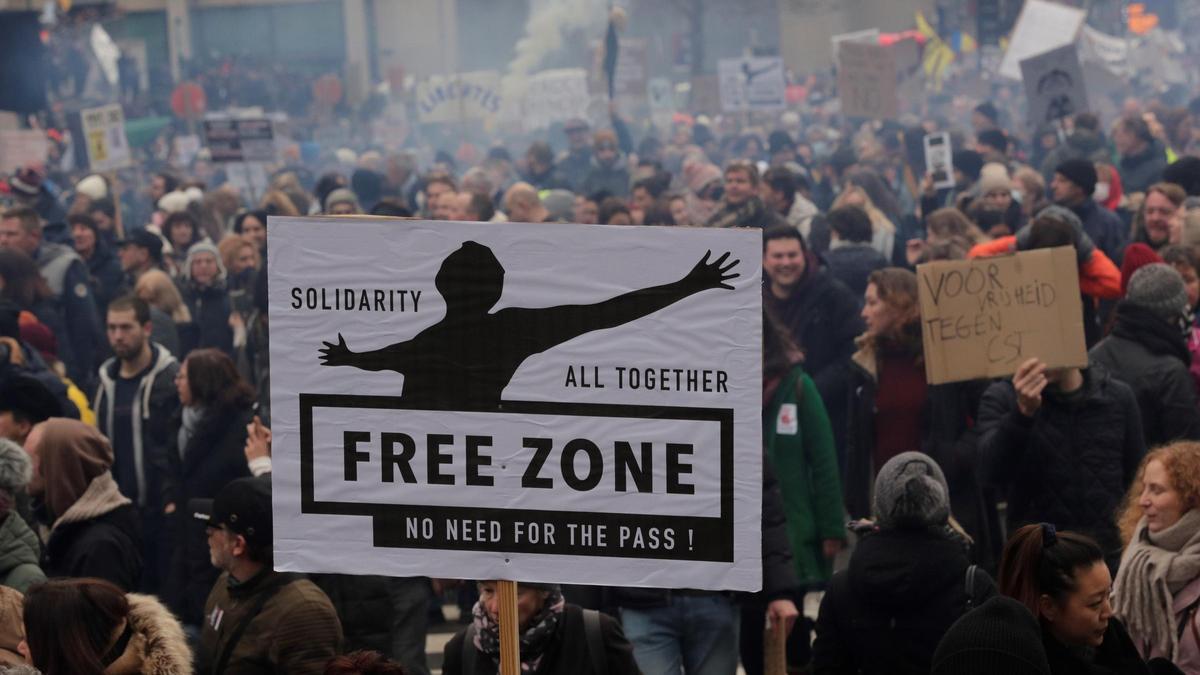 Unas 8.000 personas se manifiestan en Bruselas contra las medidas anticovid