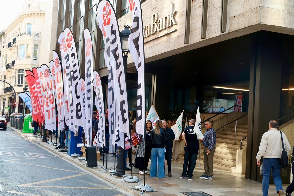 Protesta sindical ante la sede de CaixaBank en València, hoy