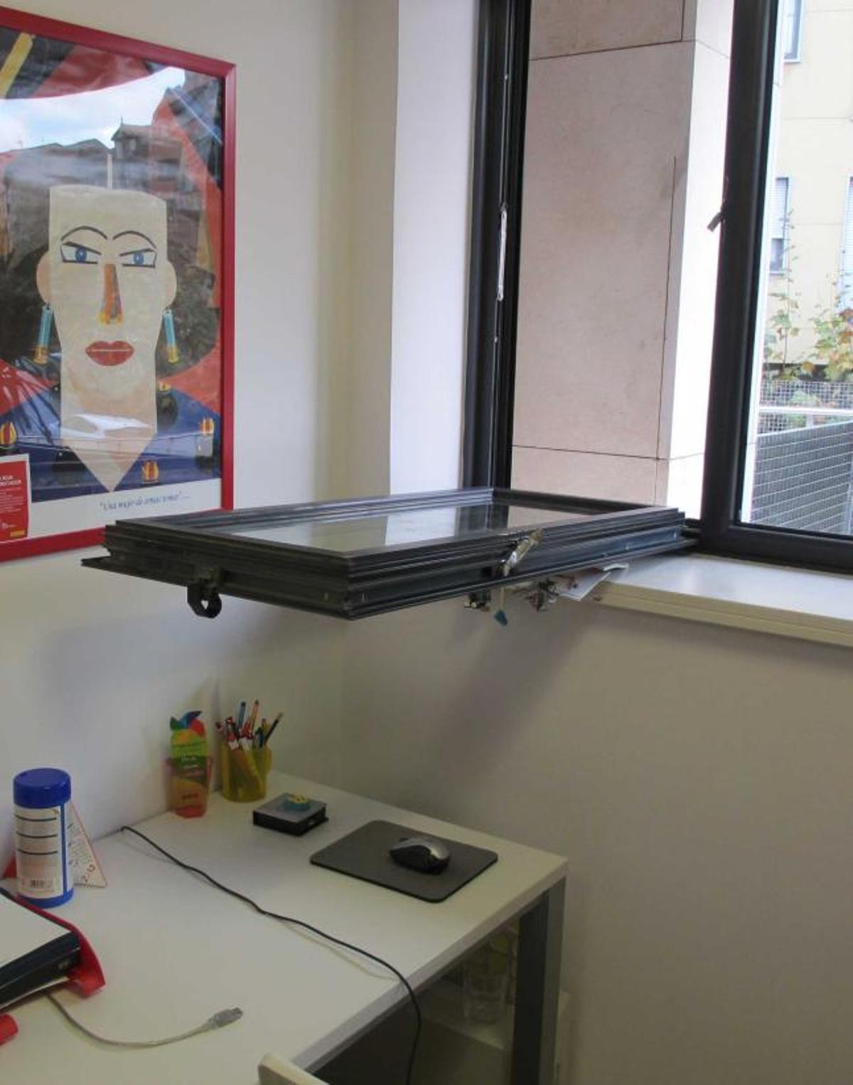 Estado en que quedó la ventana por la que accedieron al centro candasín.