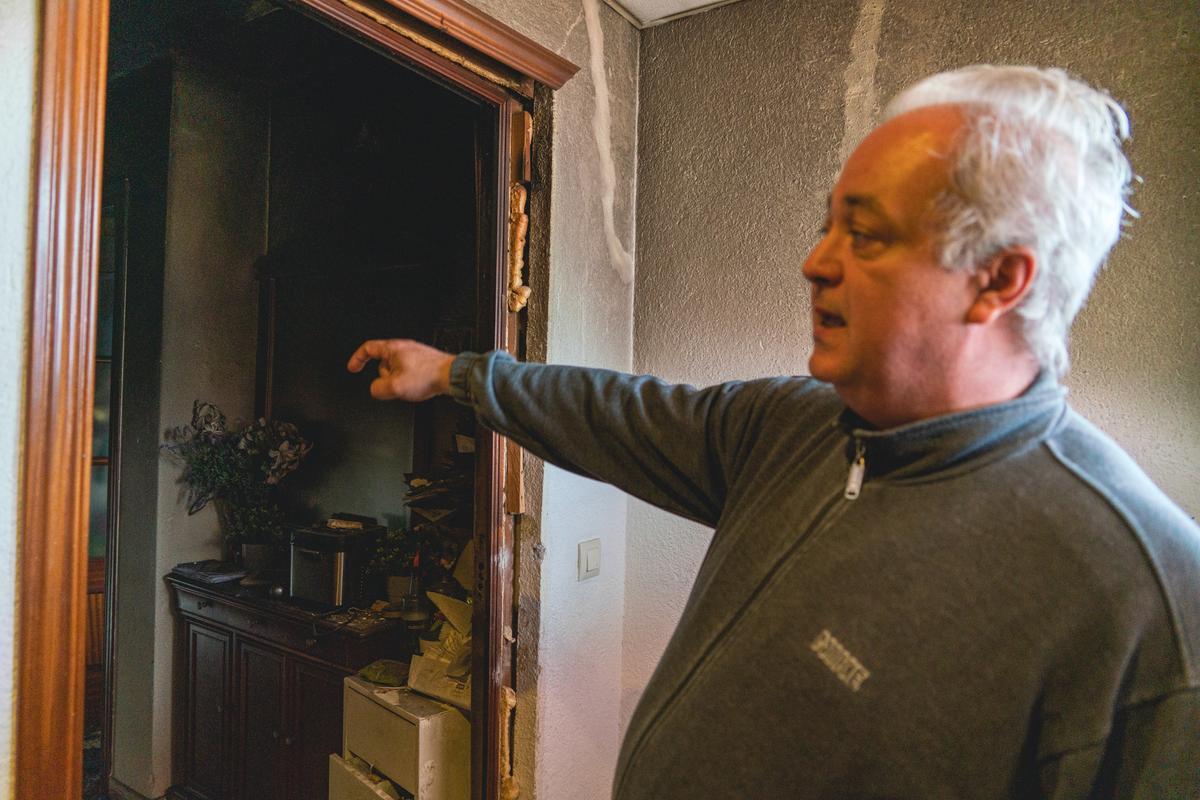 En la imagen, el propietario de la vivienda de Antonio Silva que salió ardiendo.