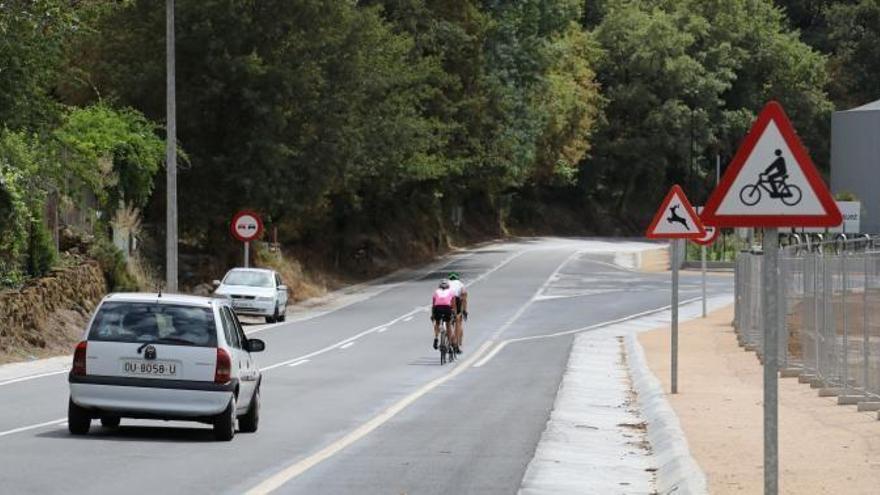 La DGT legaliza las luces intermitentes de ciclistas tras la multa a un ourensano
