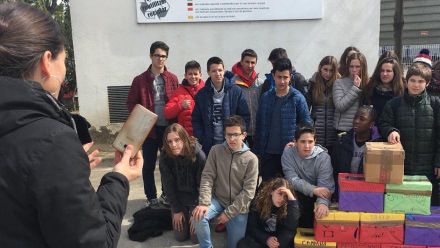 L&#039;Escola Pompeu Fabra lliura un miler de mòbils a la deixalleria de Salt