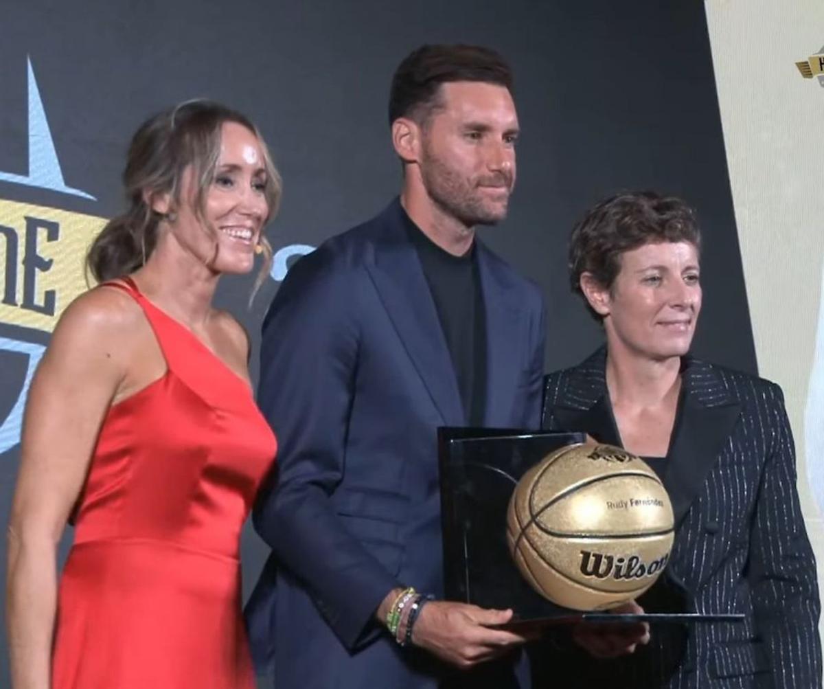 Rudy, junto a su hermana Marta y Elisa Aguilar, presidenta de la FEB.