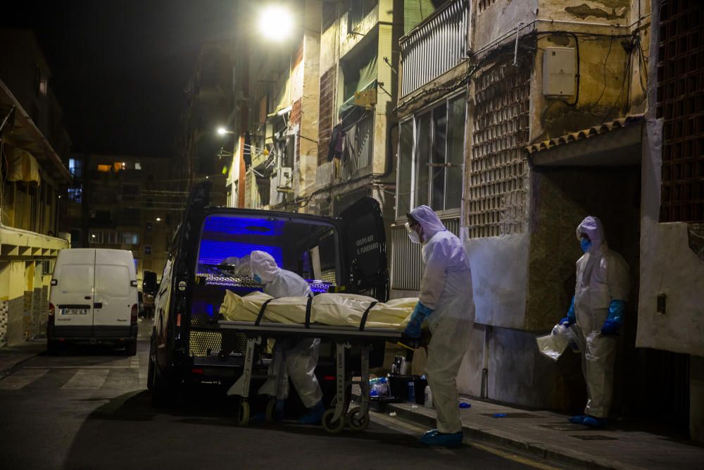 Bomberos y Policía acudieron al inmueble, donde encontraron los cadáveres de los fallecidos.