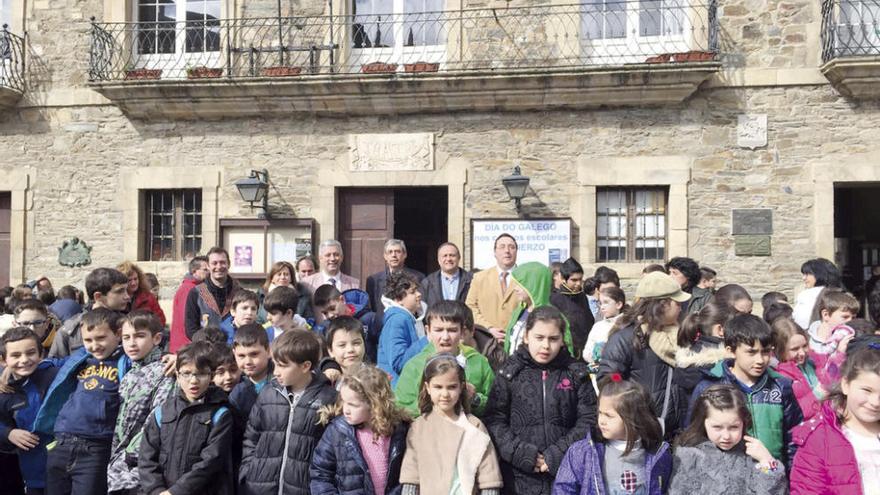 Alumnos estudantes do galego no Día do Galego na súas escolas. // FdV