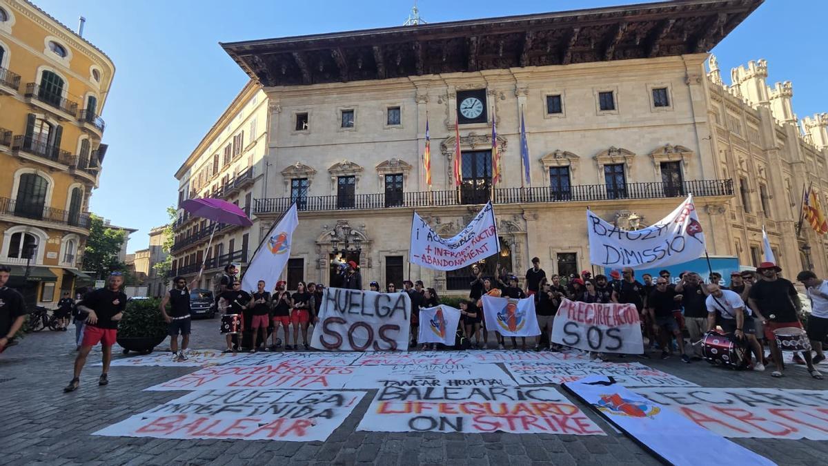 Protesta de los socorristas de Palma este jueves en Cort.