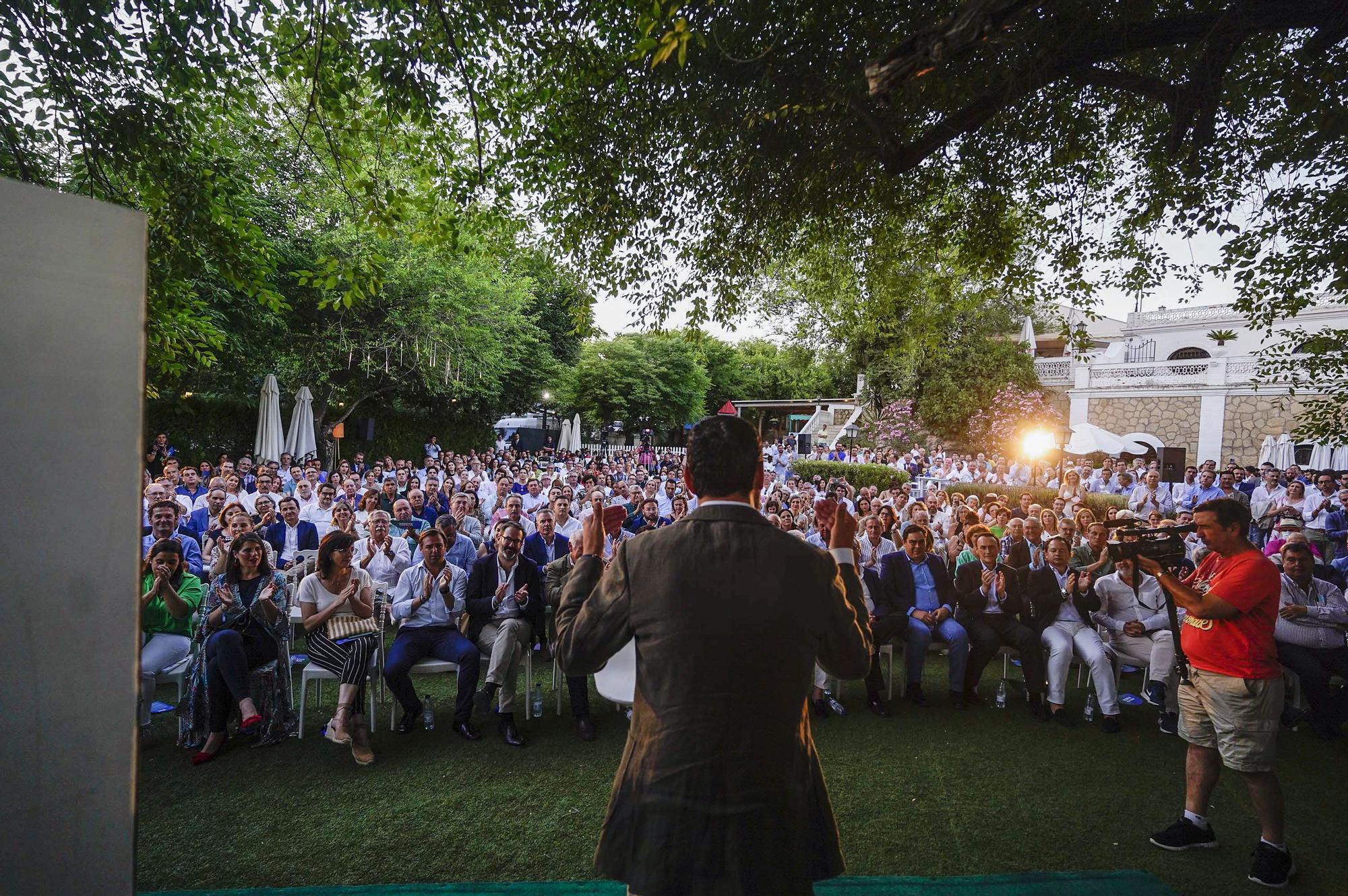 El presidente de la Junta de Andalucía, Juanma Moreno (c), mantiene un encuentro con la sociedad civil cordobesa en la Casa del Agua.