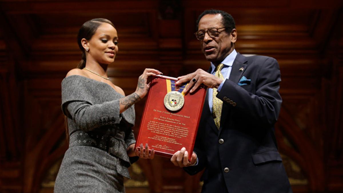 Rihanna es galardonada en Harvard como 'humanitaria del año'
