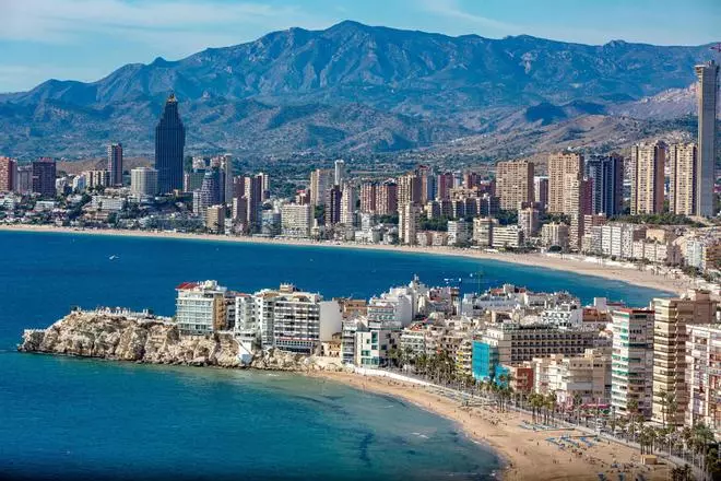 Condenado por abuso sexual a una menor un policía local que vigilaba una zona escolar en Benidorm