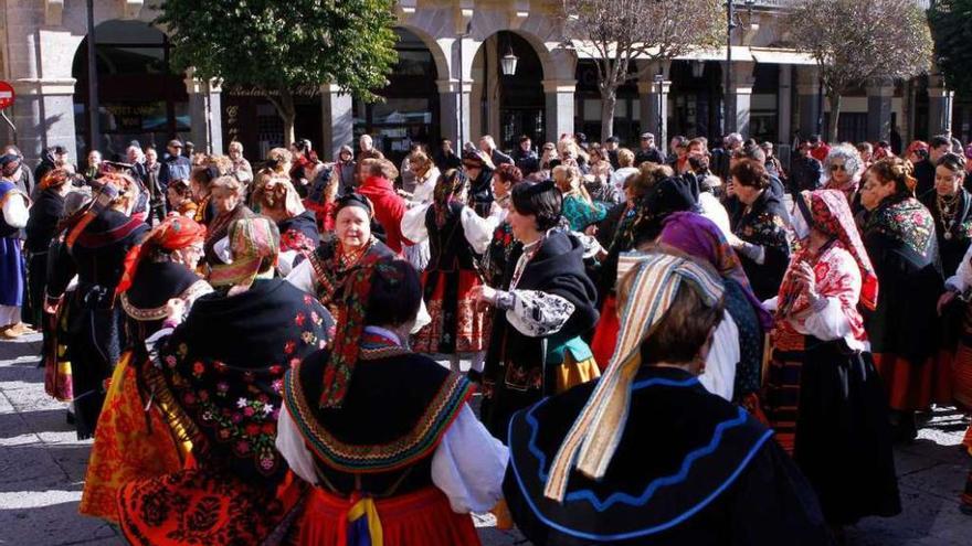 Las águedas danzan en la Plaza Mayor.