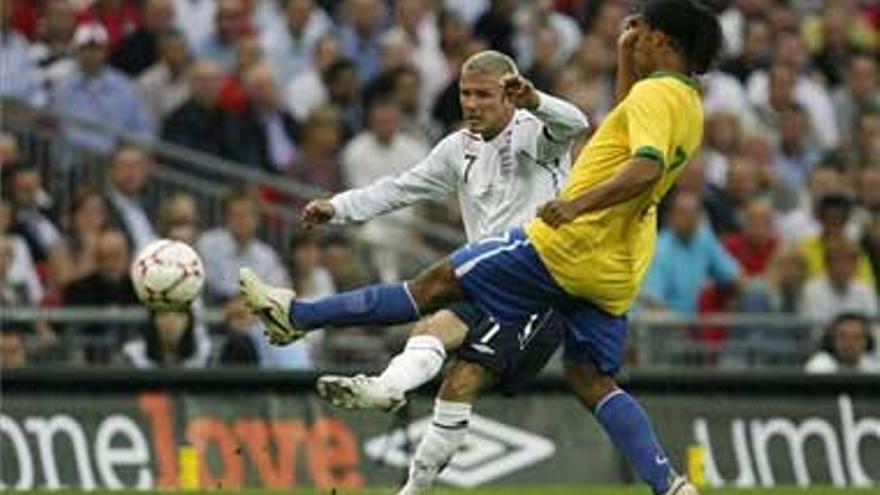 Beckham y Ronaldinho, tablas en el nuevo Wembley