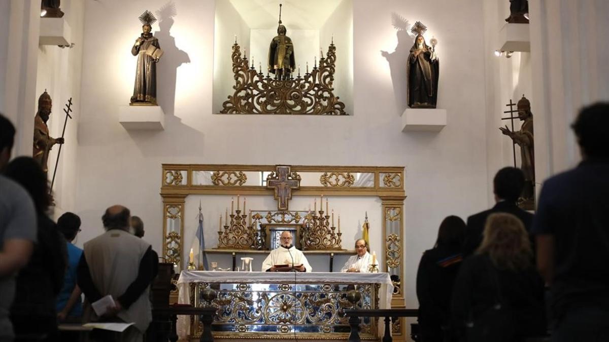Un párroco oficia misa en Buenos Aires