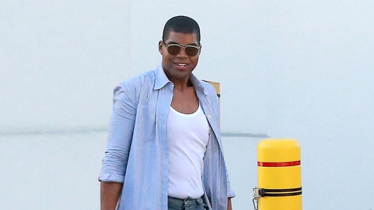 EJ Johnson con un bolso de Hermès