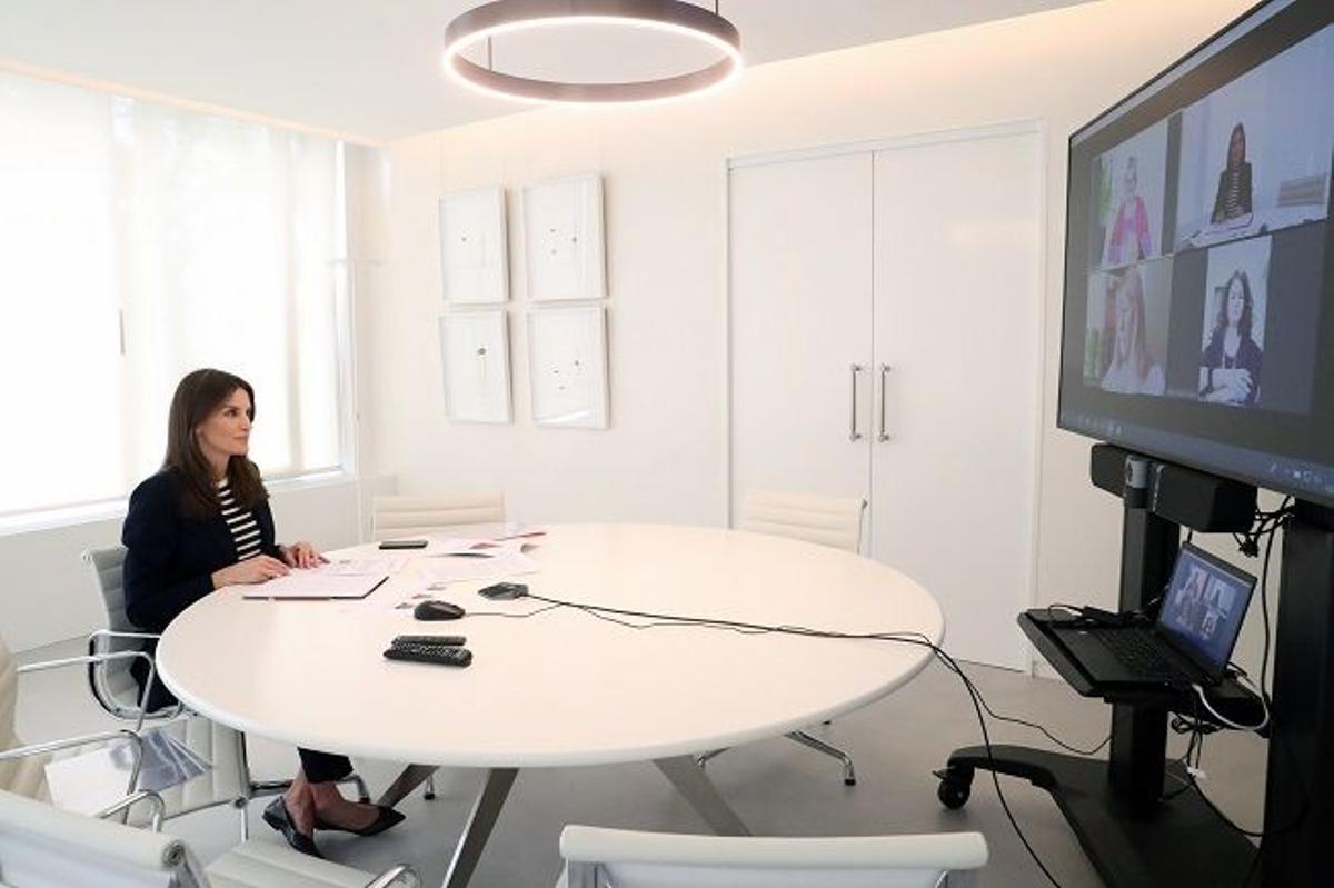 La reina Letizia, con traje de chaqueta y manoletinas planas, participa en una videoconferencia