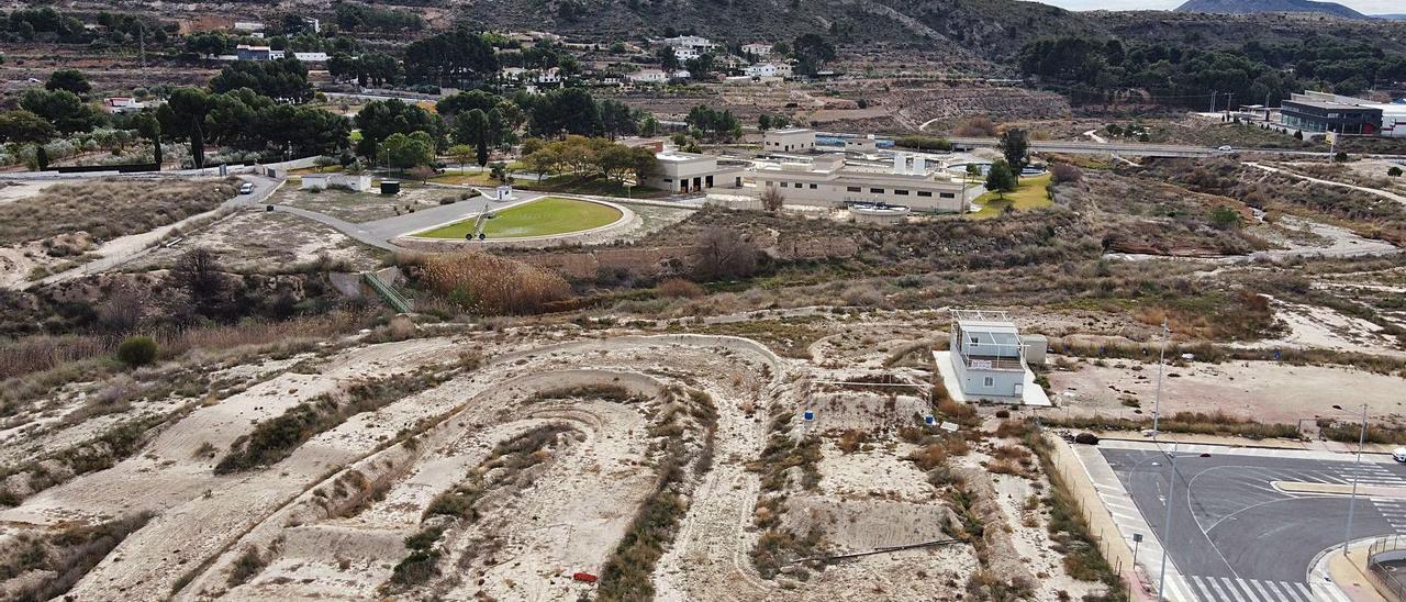 Imagen aérea de la zona por la que transcurrirá el sexto puente sobre el río Vinalopó con el que contará Elda.