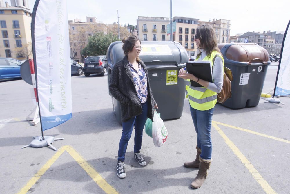 Primer dia de la posada en marxa dels «contenidors intel·ligents» a Girona