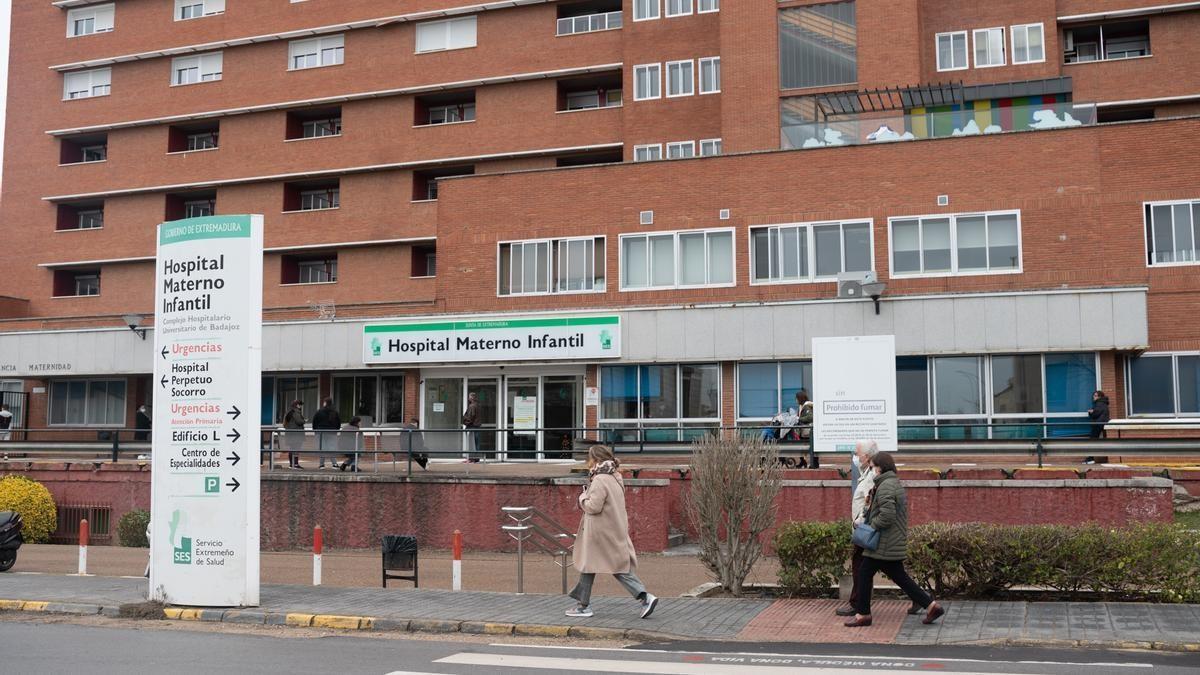 Hospital Materno Infantil de Badajoz, donde se encuentra ingresada la niña, en la UCI Pediátrica.