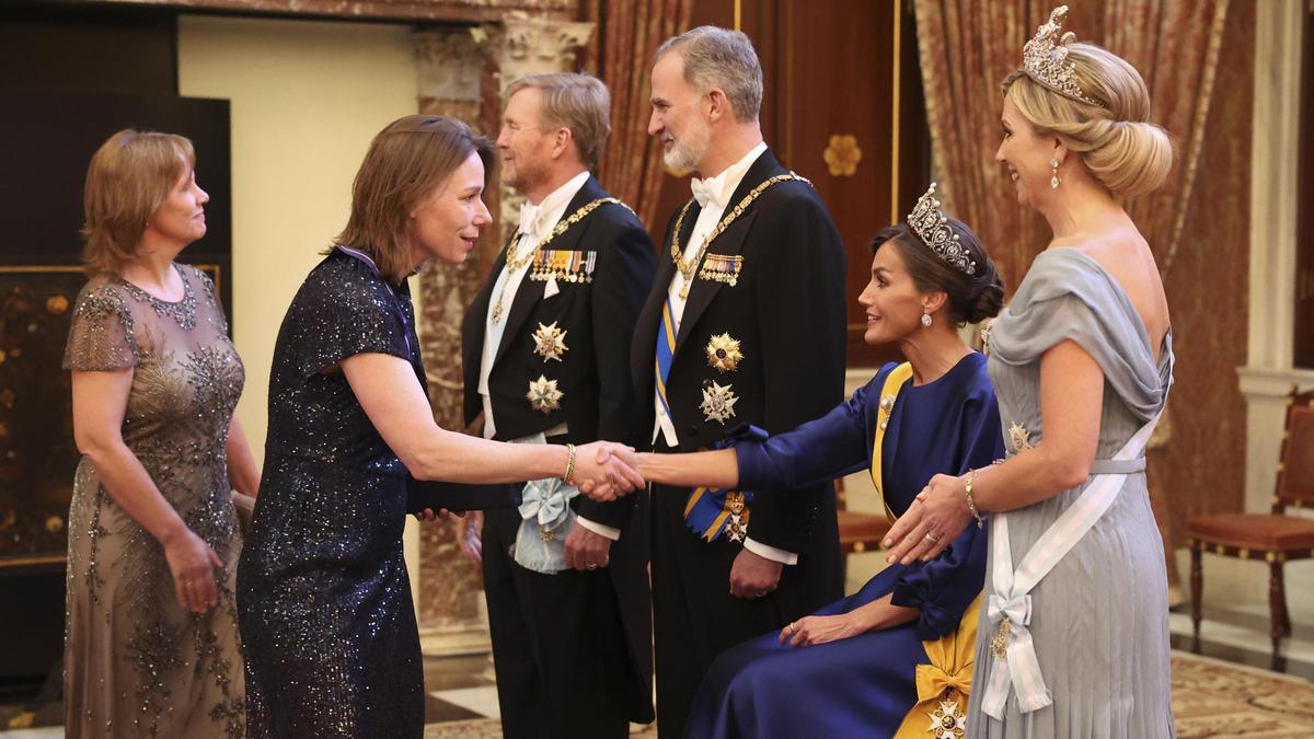 La reina Letizia se sienta en el besamanos en Países Bajos debido a su dolencia en el pie