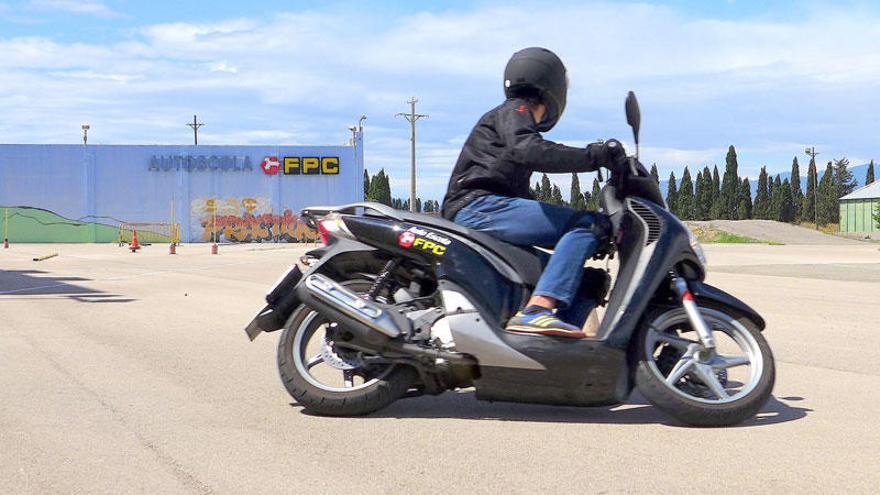 Un alumne a la pista de pràctiques de l&#039;Autoescola FPC.