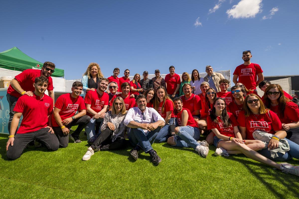 El evento, lleno de música y diversión, recibió la visita del alcalde de Alicante, Luis Barcala, que disfrutó de la celebración junto a la comunidad universitaria.