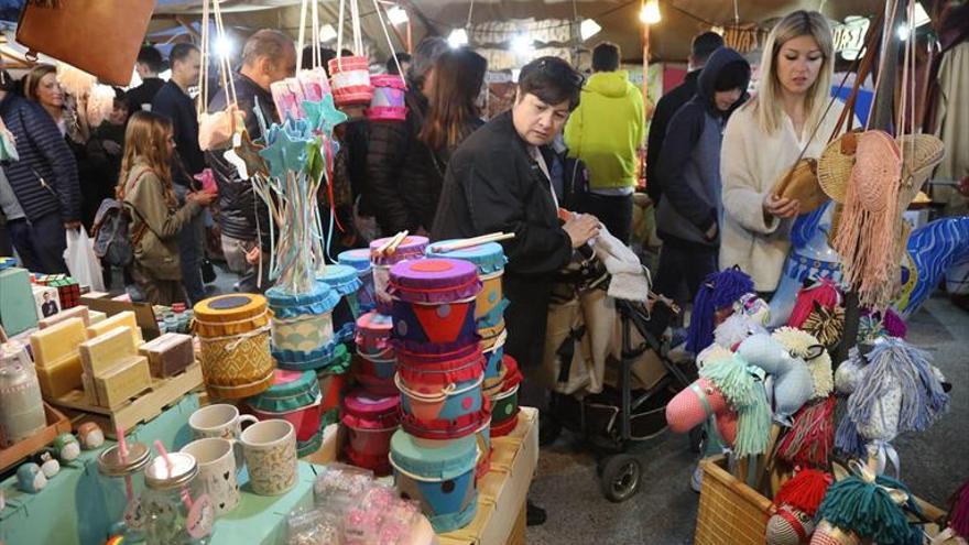 Gran variedad de productos en el Mercado Artesanal de fiestas